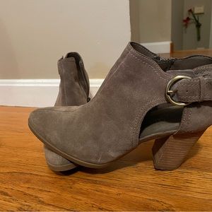 Michael Shannon shoe boots. Suede super soft inside with a side zipper!!